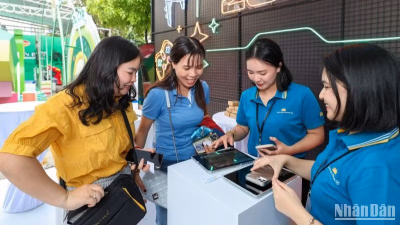 Khách tham quan được đón nhận nhiều khuyến mãi vé máy bay (Promotion code), thẻ quà tặng (Gift Card) cho những chuyến đi sắp tới.