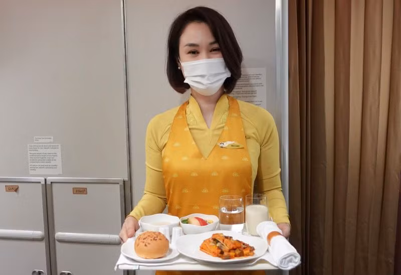 Những suất ăn theo chế độ ăn uống bền vững, cân bằng dinh dưỡng được sáng tạo và sản xuất bởi Công ty Cổ phần Suất ăn Hàng không Nội Bài, đơn vị thành viên của Vietnam Airlines.