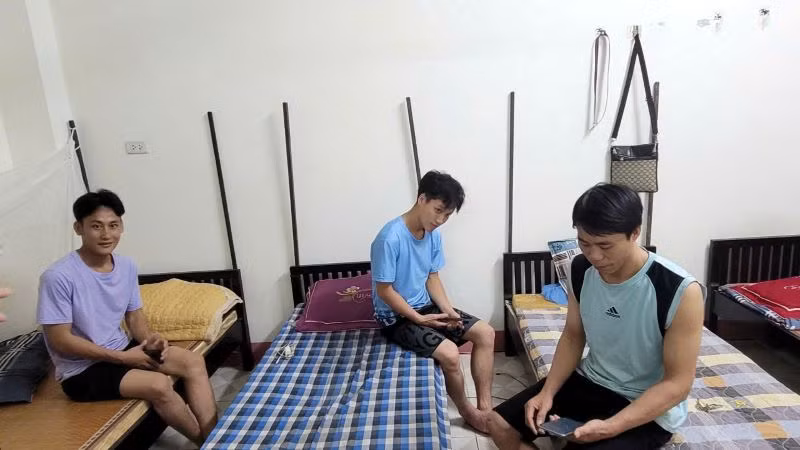 Các thợ lò Giàng Vần Vư, Giàng Mý Tệch và Vàng A Tùng trong căn chung cư Công ty Than Hạ Long. Các thợ lò Giàng Vần Vư, Giàng Mý Tệch và Vàng A Tùng trong căn chung cư Công ty Than Hạ Long.