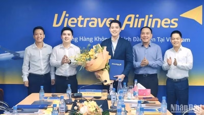 Vietravel Airlines đã bổ nhiệm ông Nguyễn Đức Anh giữ chức vụ Phó Tổng Giám đốc kiêm Giám đốc Ban kỹ thuật; ông Nguyễn Quang Đạt vào vị trí Giám đốc Ban Khai thác bay kiêm Đoàn trưởng Đoàn bay.