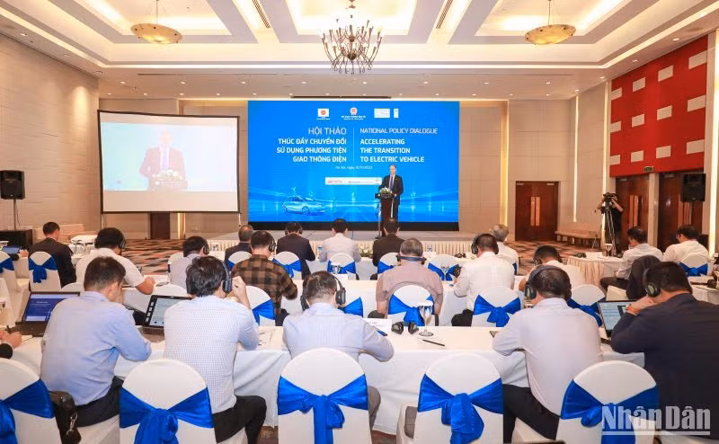 Các đại biểu tham dự hội thảo về xe điện.