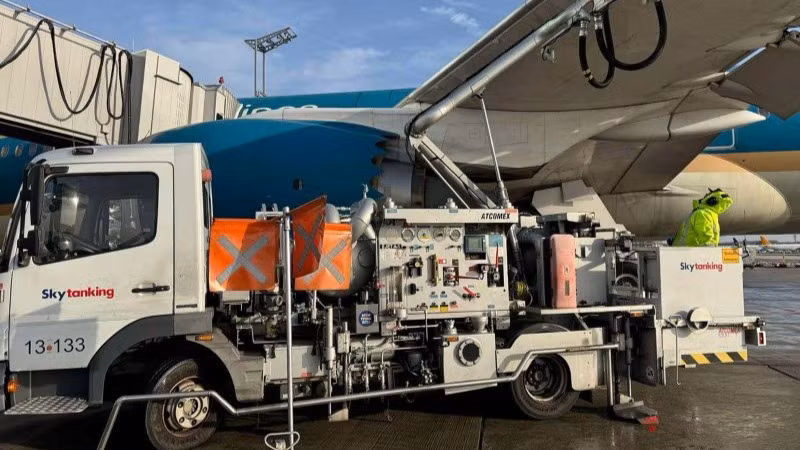Các chuyến bay từ châu Âu của Vietnam Airlines sẽ sử dụng nhiên liệu SAF với tỷ lệ ít nhất 2%, sẽ tăng dần lên 6%, 20%, 70% vào tương ứng các năm 2030, 2035, 2050.