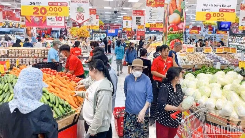 Người tiêu dùng mua sắm tại một siêu thị GO!.