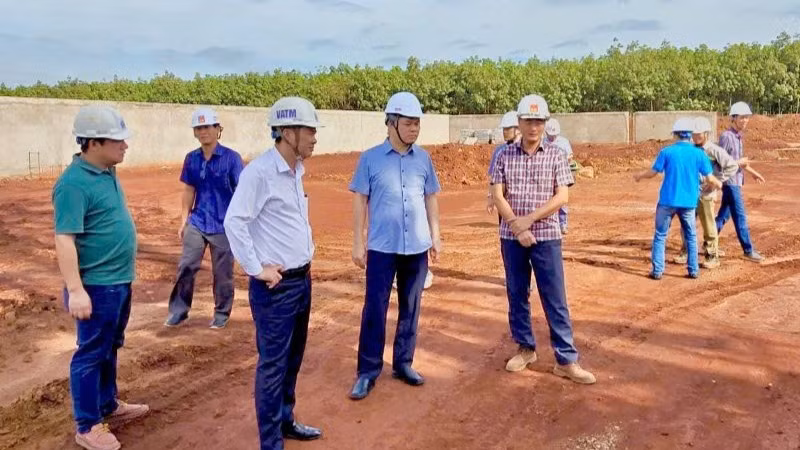 Đoàn công tác VATM kiểm tra hiện trường dự án.
