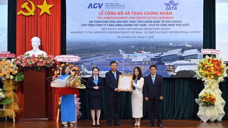 Đại diện lãnh đạo IATA trao chứng nhận ISAGO cho đại diện lãnh đạo Cảng Hàng không quốc tế Phú Quốc. Đại diện lãnh đạo IATA trao chứng nhận ISAGO cho đại diện lãnh đạo Cảng Hàng không quốc tế Phú Quốc.