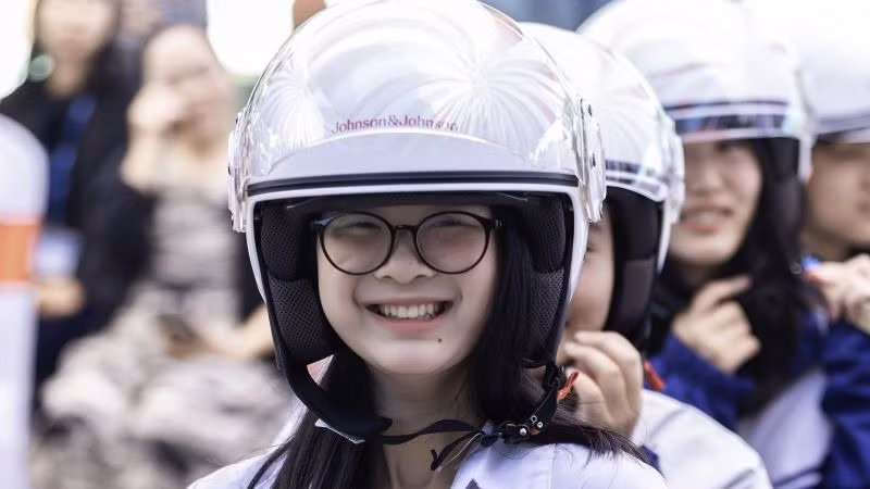 Trong năm 2024, chương trình đã trao tặng 5.250 mũ bảo hiểm đạt chuẩn cho học sinh, giáo viên các trường phổ thông trong chương trình, trong đó có 2.800 mũ bảo hiểm theo tiêu chuẩn ECE-22 của Liên hợp quốc. Trong năm 2024, chương trình đã trao tặng 5.250 mũ bảo hiểm đạt chuẩn cho học sinh, giáo viên các trường phổ thông trong chương trình, trong đó có 2.800 mũ bảo hiểm theo tiêu chuẩn ECE-22 của Liên hợp quốc.