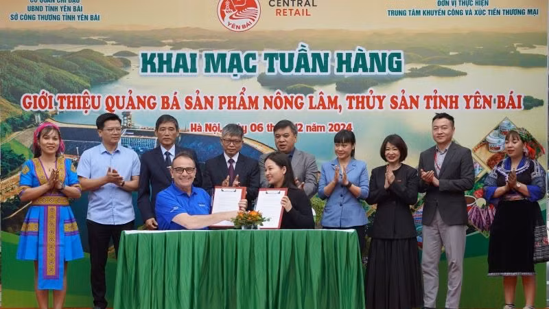 Trong lễ khai mạc Tuần hàng, đã diễn ra lễ ký thỏa thuận hợp tác giữa các đơn vị của tỉnh Yên Bái và đại diện Tập đoàn Central Retail.