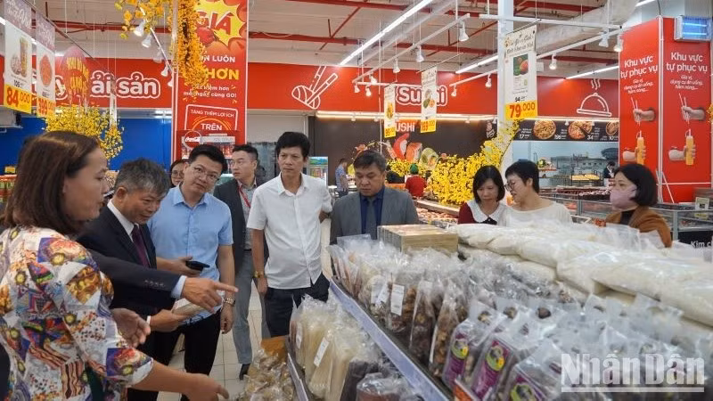 Các đại biểu tham quan khu vực bày bán sản phẩm của tỉnh Yên Bái trong siêu thị GO! Thăng Long.