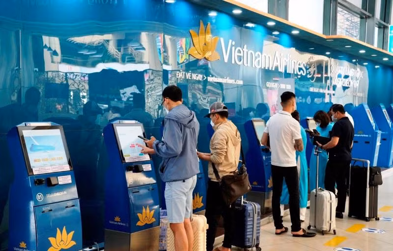 Hành khách làm thủ tục check-in tại Kiosk trên sân bay. Hành khách làm thủ tục check-in tại Kiosk trên sân bay.