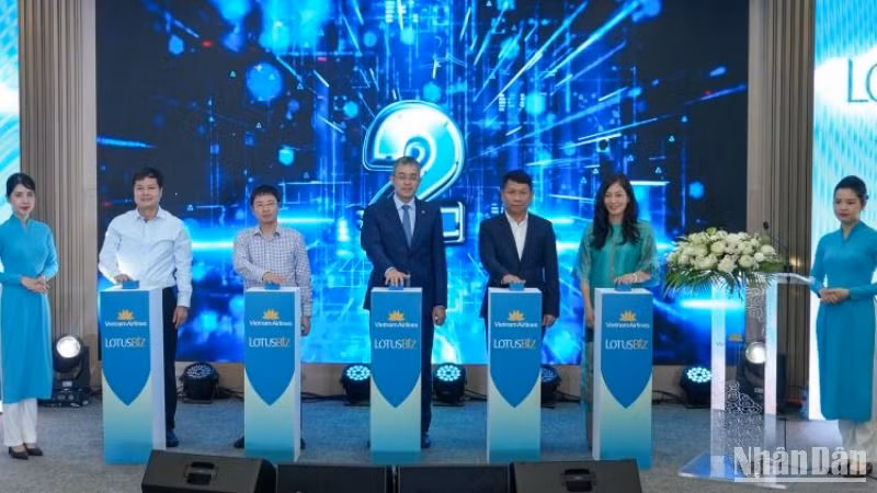 Ông Nguyễn Quốc Hùng, Cục trưởng Cục Quản trị (Văn phòng Chính phủ); ông Nguyễn Cao Cường, Phó Tổng Giám đốc Tổng công ty Cảng hàng không Việt Nam và ông Đặng Ngọc Hoà, Chủ tịch Hội đồng quản trị ra mắt chương trình LotusBiz.