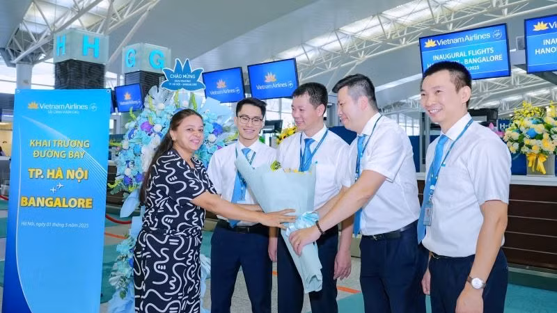 Những hành khách đầu tiên của chuyến bay thẳng Hà Nội-Bengaluru nhận hoa từ Vietnam Airlines. Những hành khách đầu tiên của chuyến bay thẳng Hà Nội-Bengaluru nhận hoa từ Vietnam Airlines.