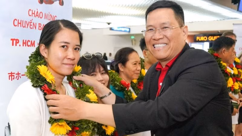 Lãnh đạo Vietjet chào đón và chúc mừng những hành khách đầu tiên, hào hứng trước hành trình bay tới Nhật Bản cùng Vietjet.