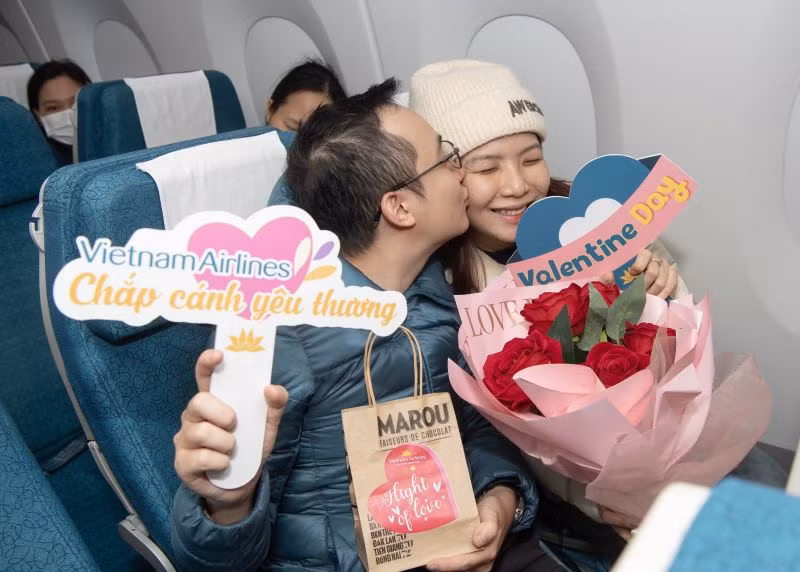Vietnam Airlines đã mang đến những trải nghiệm dịch vụ thú vị và ngọt ngào cho hàng trăm hành khách trên chặng bay Hà Nội đi Thành phố Hồ Chí Minh và ngược lại trong ngày lễ Tình nhân.