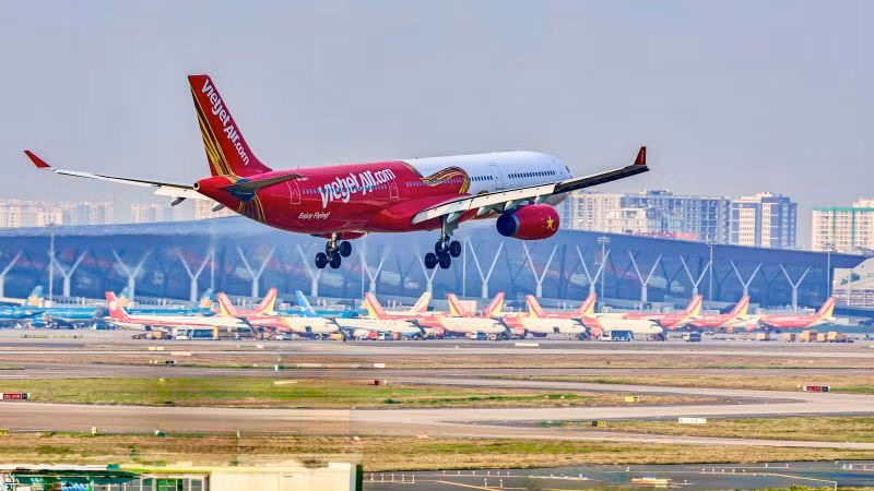 Cục Hàng không Việt Nam yêu cầu các hãng bay thực hiện đúng quy định về giá vận chuyển, kiểm soát chặt việc bán vé của đại lý, bảo đảm giá bán đúng quy định.