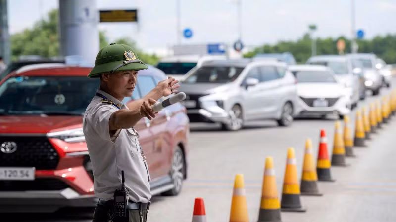 Phân luồng giao thông tại Cảng Hàng không quốc tế Nội Bài.