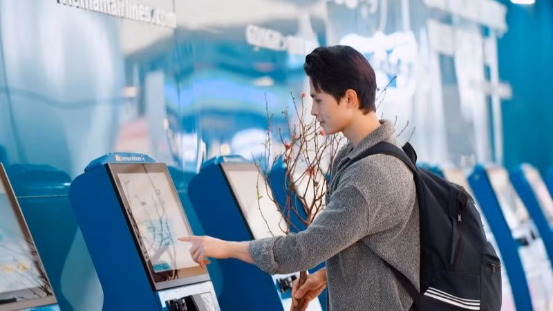 Vietnam Airlines khuyến nghị hành khách nên làm thủ tục trực tuyến trước chuyến bay qua website, ứng dụng di động, tổng đài 1900 6265 hoặc tại các quầy tự làm thủ tục (kiosk check-in) trong vòng 24 giờ trước khi khởi hành và gửi hành lý tại các quầy được bố trí riêng tại sân bay.