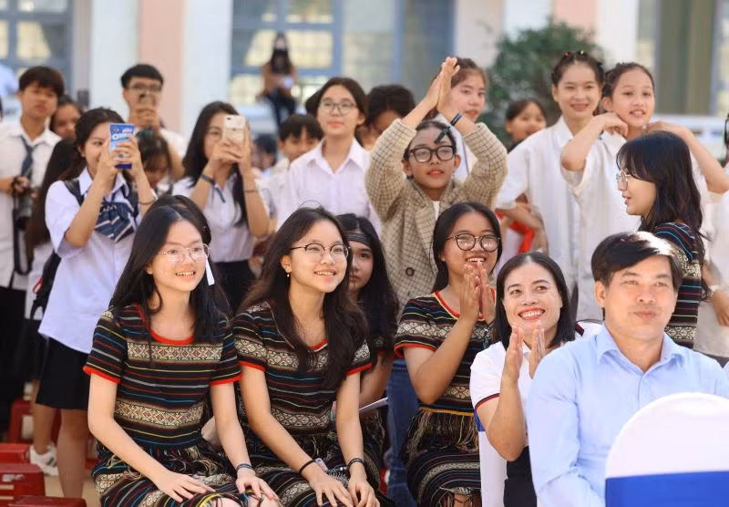 Học sinh tham gia cổ vũ các đội thi.