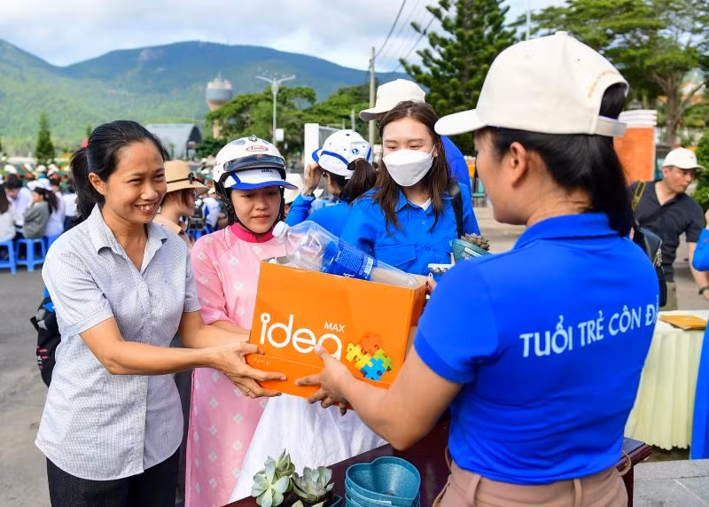 Người dân hào hứng tham gia đổi rác lấy quà. Người dân hào hứng tham gia đổi rác lấy quà.