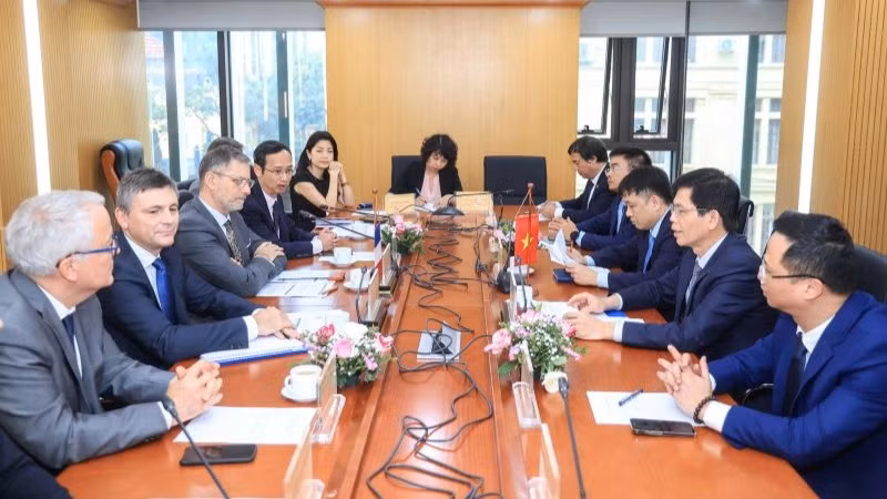 Ngành hàng không hai nước cam kết tiếp tục mở rộng hợp tác và đi vào chiều sâu. Ngành hàng không hai nước cam kết tiếp tục mở rộng hợp tác và đi vào chiều sâu.