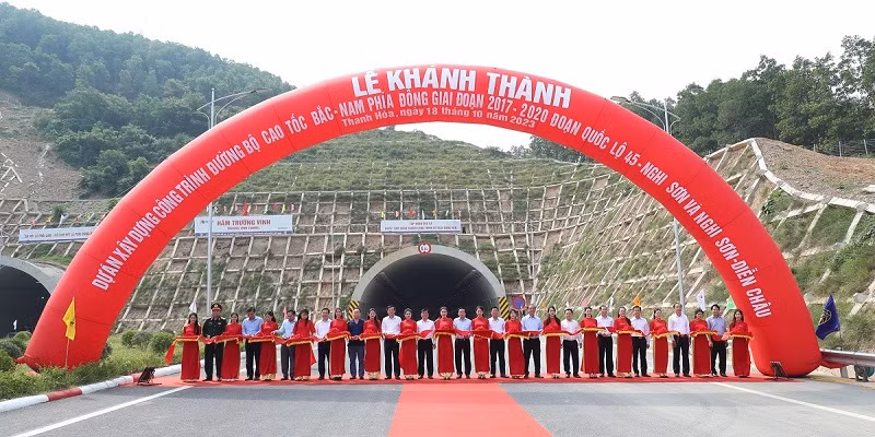 Phó Thủ tướng Trần Hồng Hà cùng các đại biểu cắt băng khánh thành 2 dự án cao tốc.
