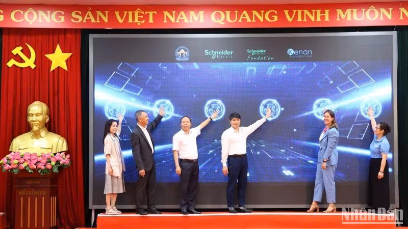 Các đại biểu nhấn nút khởi động Dự án “Vì một hành tinh xanh và Giáo dục AI- Kiến tạo tương lai”.