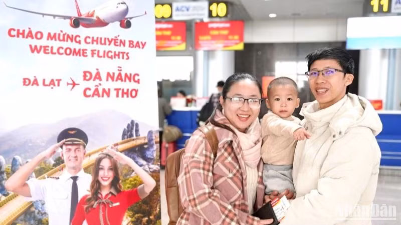 Hãng hàng không Vietjet mở lại cùng lúc các đường bay kết nối Đà Lạt-Cần Thơ, Đà Lạt-Đà Nẵng và Đà Nẵng-Phú Quốc (tỉnh Kiên Giang) trong hai ngày 7 và 8/11.