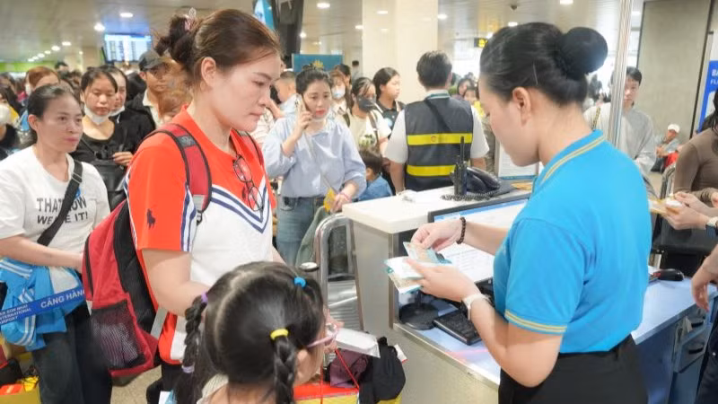 Hành khách làm thủ tục hàng không trong dịp cao điểm Tết.
