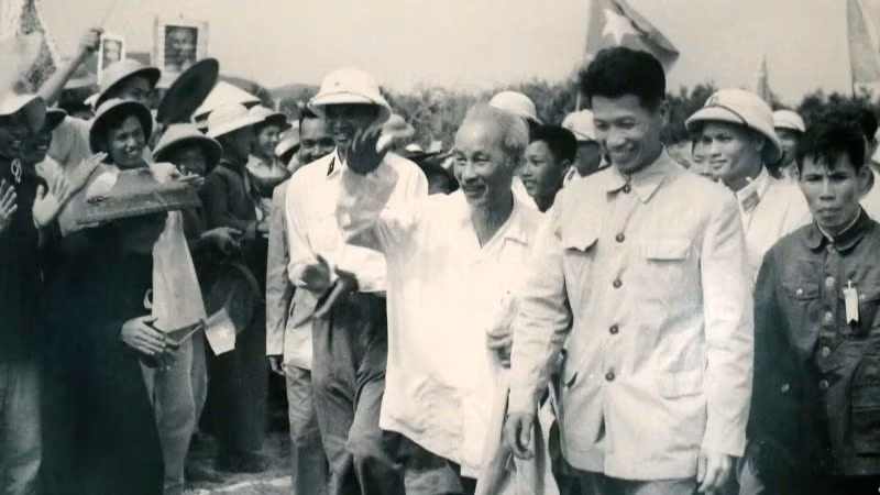 Bác đi thăm đồng muối, đến một số hộ dân sống trên đảo. Bác đi thăm đồng muối, đến một số hộ dân sống trên đảo.