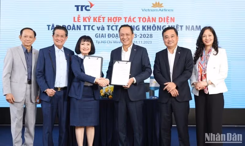 Ông Lê Hồng Hà - Tổng Giám đốc Vietnam Airlines và bà Huỳnh Bích Ngọc - Tổng Giám đốc Tập đoàn TTC trao Biên bản thỏa thuận.