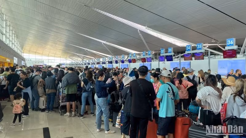 Trong dịp Tết Nguyên đán vừa qua, Cảng hàng không quốc tế Phú Quốc bị ùn ứ lượng khách làm thủ tục nhập cảnh, khiến khách du lịch phàn nàn.