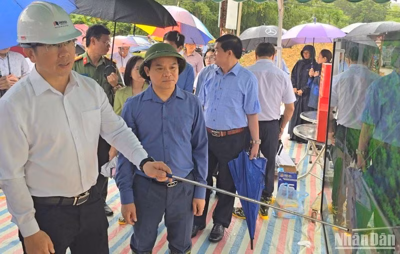 Bí thư Tỉnh ủy Lạng Sơn Nguyễn Quốc Đoàn (người đội mũ cối) nghe đại diện nhà đầu tư báo cáo tình hình thực hiện dự án đường cao tốc Đồng Đăng-Trà Lĩnh.