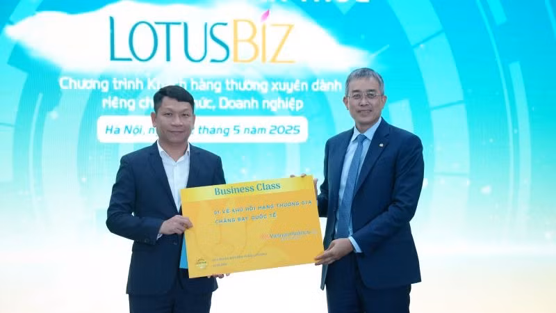 Ông Đặng Ngọc Hòa, Chủ tịch Hội đồng quản trị Vietnam Airlines trao quà lucky draw cho vị khách may mắn.