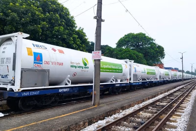 Đây là chuyến tàu đầu tiên PV GAS thí điểm sử dụng loại hình vận tải đa phương thức (kết hợp đường bộ, đường sắt) vận chuyển LNG từ nam ra bắc. Đây là chuyến tàu đầu tiên PV GAS thí điểm sử dụng loại hình vận tải đa phương thức (kết hợp đường bộ, đường sắt) vận chuyển LNG từ nam ra bắc.
