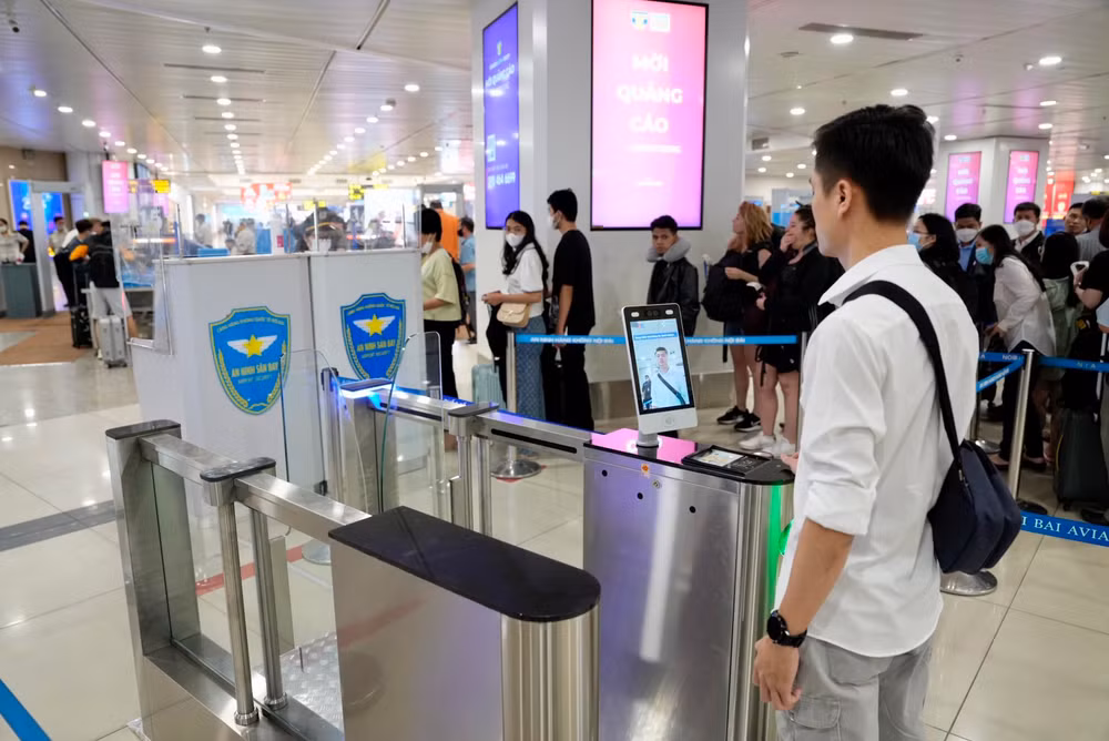 Thí điểm ứng dụng căn cước công dân gắn chip xác thực hành khách làm thủ tục đi tàu bay. Thí điểm ứng dụng căn cước công dân gắn chip xác thực hành khách làm thủ tục đi tàu bay.