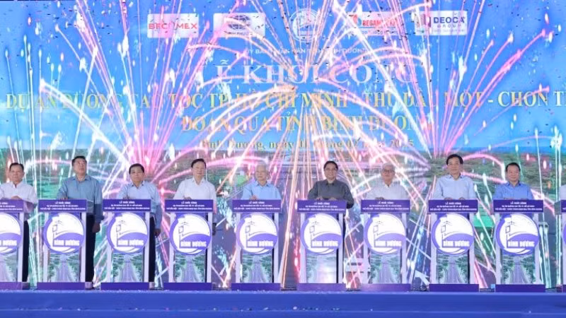 Thủ tướng Phạm Minh Chính cùng các đại biểu thực hiện nghi thức khởi công dự án cao tốc Thành phố Hồ Chí Minh-Thủ Dầu Một-Chơn Thành đoạn qua tỉnh Bình Dương.