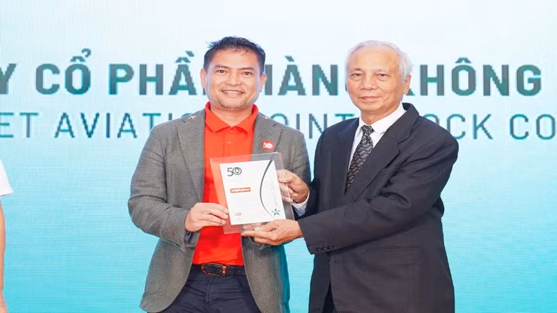 Vietjet được vinh danh trong hạng mục “Chiến lược nhân sự vì sự phát triển bền vững” dựa trên các tiêu chí gồm chỉ tiêu tài chính, chính sách lao động; môi trường làm việc, lãnh đạo và quản trị doanh nghiệp,...