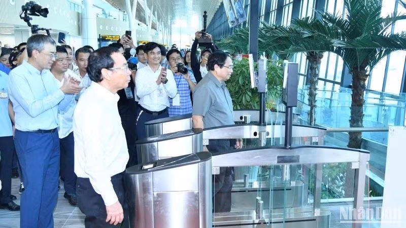 Thủ tướng Phạm Minh Chính cùng lãnh đạo các bộ, ngành đã đến cửa ra máy bay số 12 của chuyến bay VN244 để trực tiếp kiểm tra quy trình làm thủ tục lên máy bay bằng công nghệ sinh trắc học tích hợp trong ứng dụng VNeID.