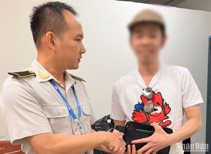 Nhân viên an ninh hàng không Nội Bài trả lại hành khách tài sản trị giá hơn 8.000 euro bỏ quên.