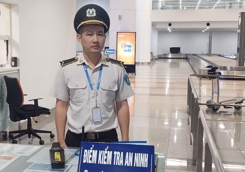 Anh Phạm Tuấn Thành, nhân viên đội An ninh trật tự ga quốc tế (Cảng Hàng không quốc tế Nội Bài).