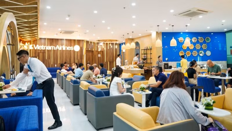 Với việc đưa vào khai thác vận hành phòng chờ Bông Sen, Vietnam Airlines tiếp tục khẳng định mạnh mẽ cam kết mang đến trải nghiệm 5 sao cho hành khách ngay từ những điểm chạm dịch vụ mặt đất. Với việc đưa vào khai thác vận hành phòng chờ Bông Sen, Vietnam Airlines tiếp tục khẳng định mạnh mẽ cam kết mang đến trải nghiệm 5 sao cho hành khách ngay từ những điểm chạm dịch vụ mặt đất.