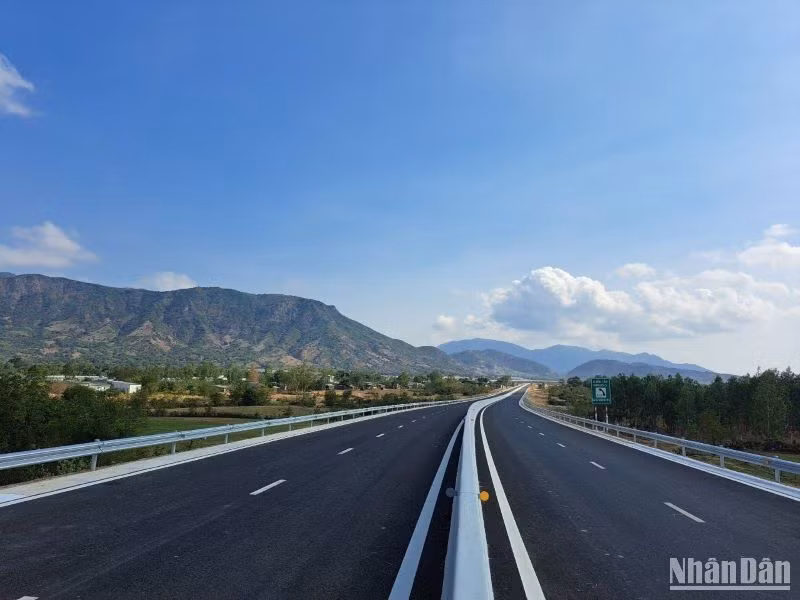 Nghị quyết Đại hội đại biểu toàn quốc lần thứ XIII của Đảng đã đề ra mục tiêu đến năm 2030, phấn đấu cả nước có khoảng 5.000km đường bộ cao tốc. 