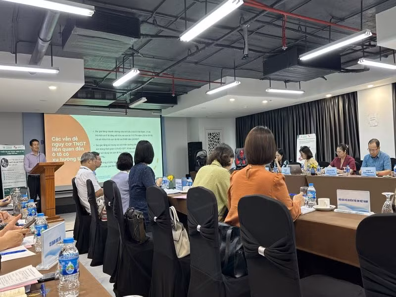 Việt Nam chưa có quy định về thiết bị an toàn cho trẻ em ngồi trên xe ô-tô, trong khi có khoảng 23% phương tiện lưu thông để trẻ em ngồi ghế trước một mình, 19,2% xe có trẻ ngồi ghế trước chung với người lớn, dù đây là vị trí rất nguy hiểm với các bé.
