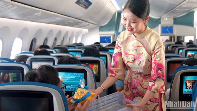 Vietnam Airlines tặng hành khách những món quà lưu niệm trên những chuyến bay Tết.