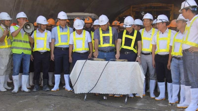 Nhấn nút nổ mìn thông hầm Núi Vung.