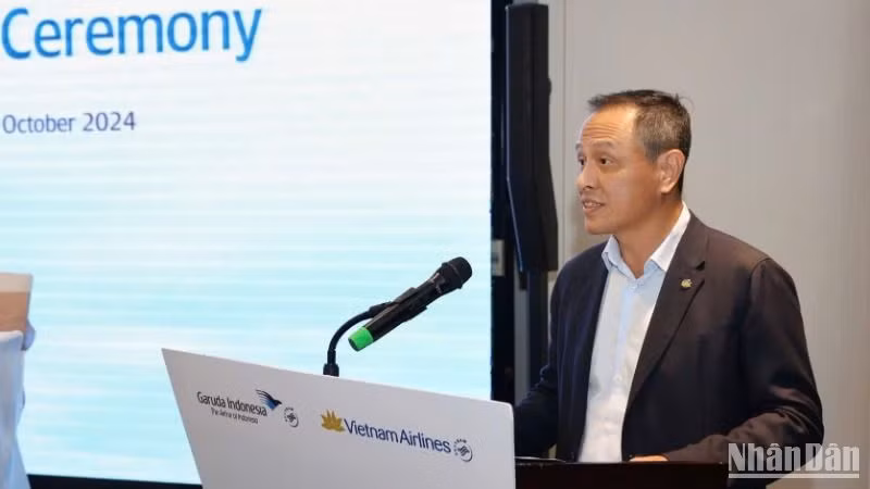 Ông Lê Hồng Hà - Tổng Giám đốc Vietnam Airlines phát biểu .