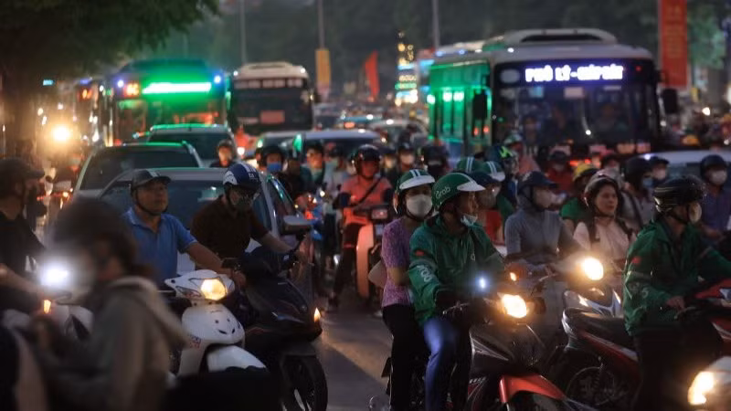 Xe máy đang là phương tiện đi lại chủ yếu của người dân Việt Nam, với khoảng 77 triệu xe máy được đăng ký (tính đến hết năm 2024). Xe máy đang là phương tiện đi lại chủ yếu của người dân Việt Nam, với khoảng 77 triệu xe máy được đăng ký (tính đến hết năm 2024).