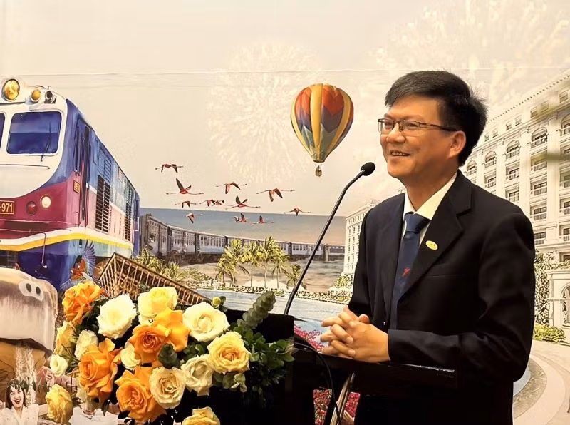Ông Hoàng Năng Khang, Phó Tổng Giám đốc Tổng Công ty Đường sắt Việt Nam. Ông Hoàng Năng Khang, Phó Tổng Giám đốc Tổng Công ty Đường sắt Việt Nam.