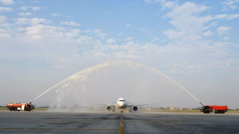 Nghi thức phun vòi rồng trang trọng chào đón hãng Sichuan Airlines mở đường bay tới Hà Nội.