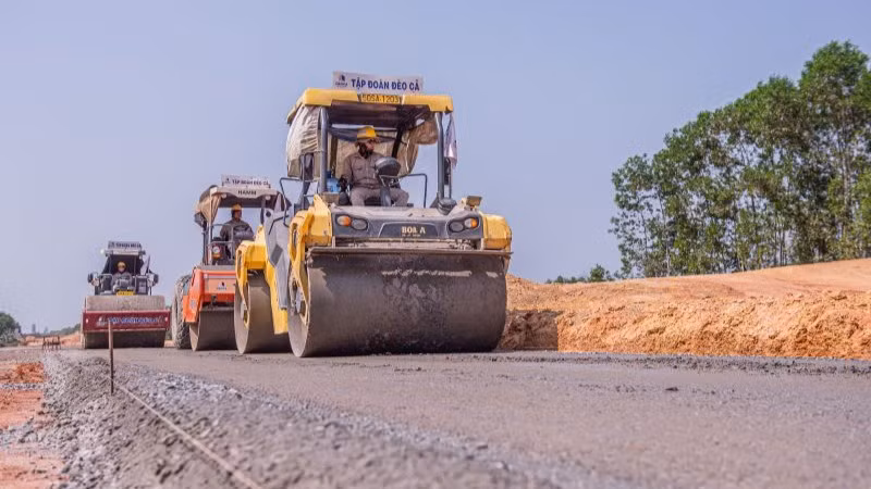 Dự kiến hết tháng 12/2024, Bộ Giao thông vận tải sẽ giải ngân khoảng 60.200 tỷ đồng, đạt 80% kế hoạch và phấn đấu hết niên độ tài chính đạt 95% kế hoạch, thuộc nhóm dẫn đầu về giải ngân trên cả nước. Dự kiến hết tháng 12/2024, Bộ Giao thông vận tải sẽ giải ngân khoảng 60.200 tỷ đồng, đạt 80% kế hoạch và phấn đấu hết niên độ tài chính đạt 95% kế hoạch, thuộc nhóm dẫn đầu về giải ngân trên cả nước.