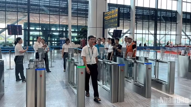 Hành khách làm thủ tục tại cửa an ninh nhà ga T3 sân bay Tân Sơn Nhất.